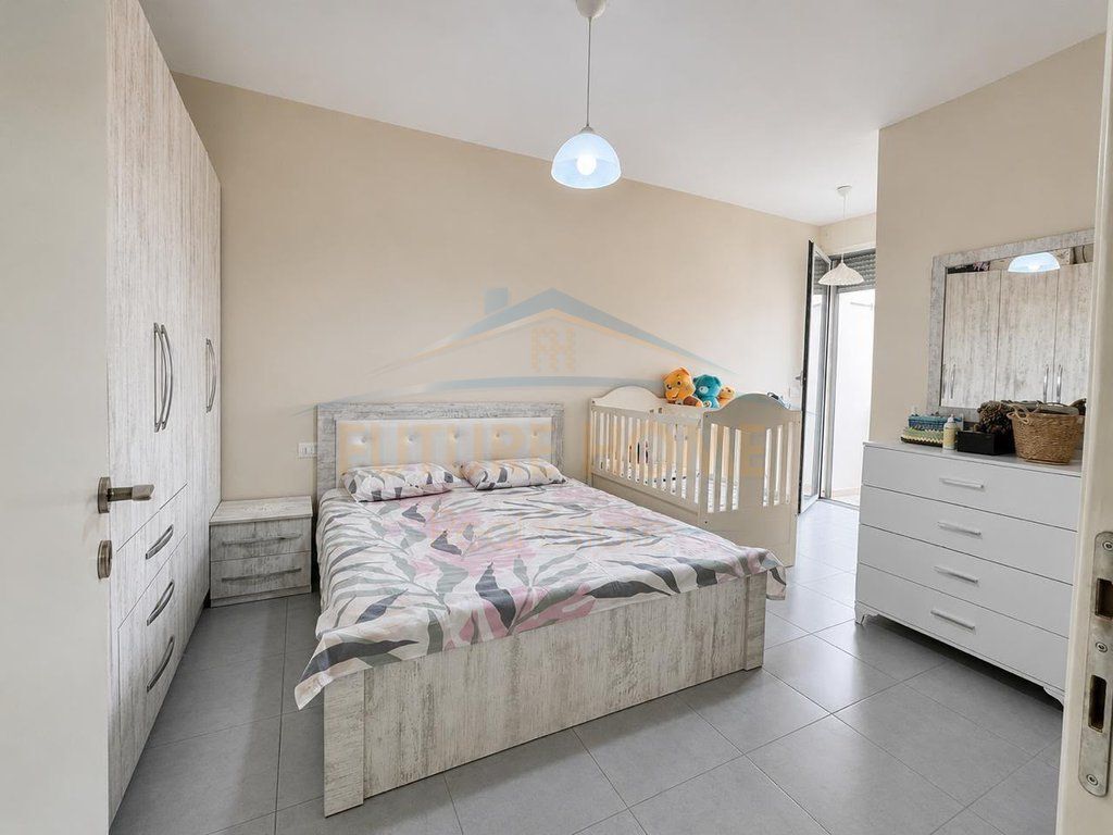 VENDESI APPARTAMENTO 1+1 BRRYLI VICINO AL NUOVO MANTERNITET