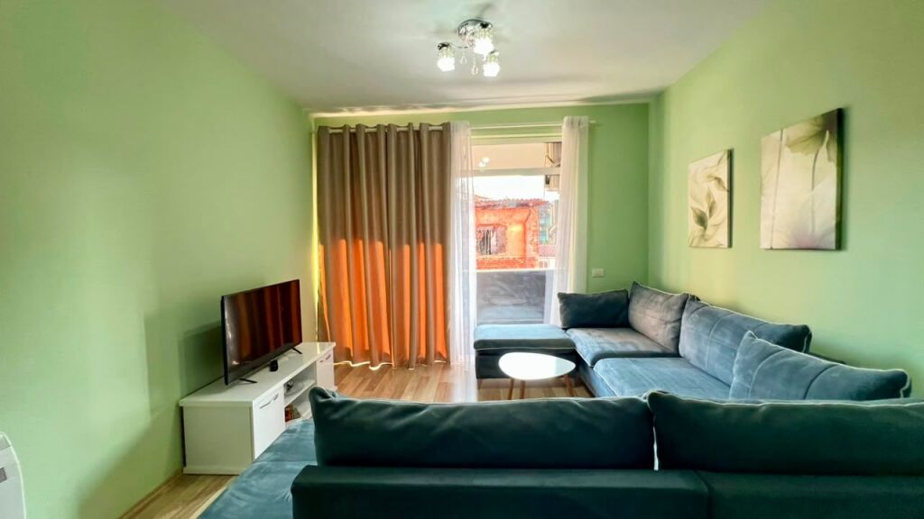 # IN AFFITTO: Appartamento 1+1 📍 Centro di Tirana (Vicino a Toptani) – 65.000 Lek/Mese – Nuova Costruzione (2018) – 4° Piano – 75 m² || Nel Cuore di Tirana con Accesso Immediato 🏃🏻‍♂️