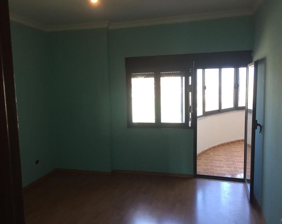 🏢Tek Medreseja,jepet me qera apartament 3+1+2 ,pjeserisht i mobiluar 55,000Leke
