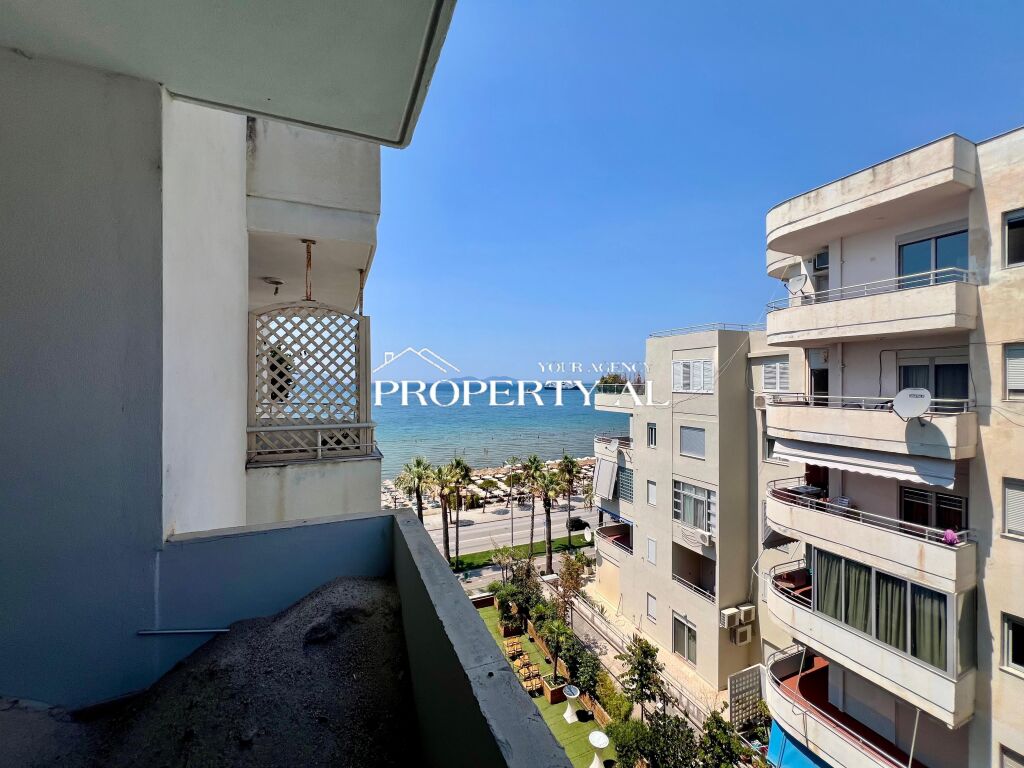 Appartamento 1+1 con vista laterale sul mare sulla prima linea del Lungomare – Vlora