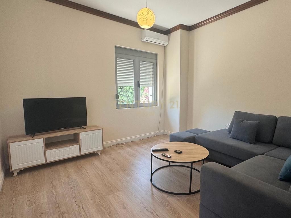 Jepet me qira vilë 2-katëshe te Rruga "4 Dëshmorët" 1,500 € /Muaj