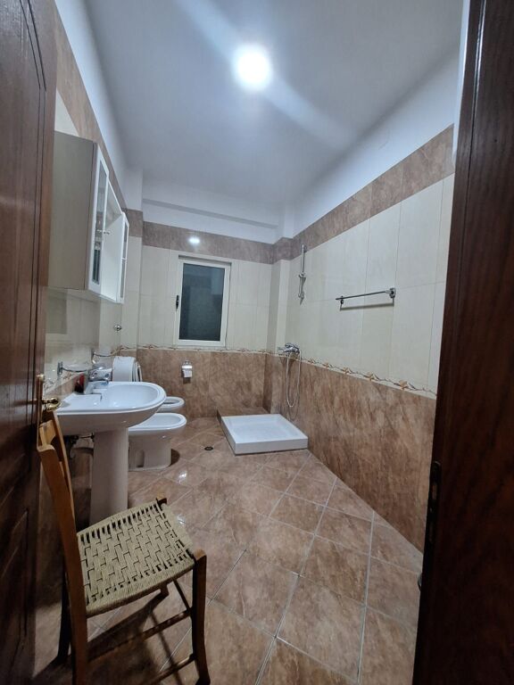 📣 Qera  🏡 Ambient biznesi: 3 dhoma; 1 kuzhine; 1 sallon; 2 tualete