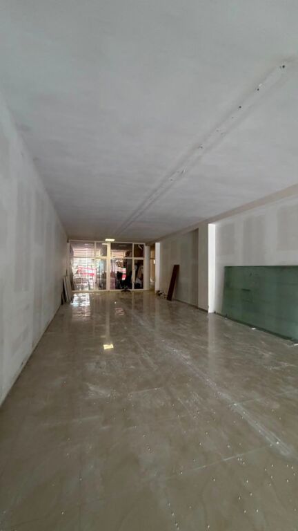 Locale commerciale in affitto con una superficie interna totale di 814 m², situato all'interno del complesso vicino a Casa Italia.