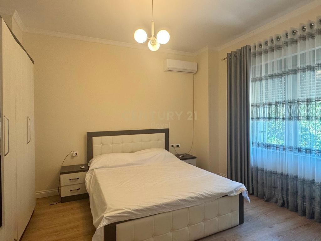 Jepet me qira vilë 2-katëshe te Rruga "4 Dëshmorët" 1,500 € /Muaj