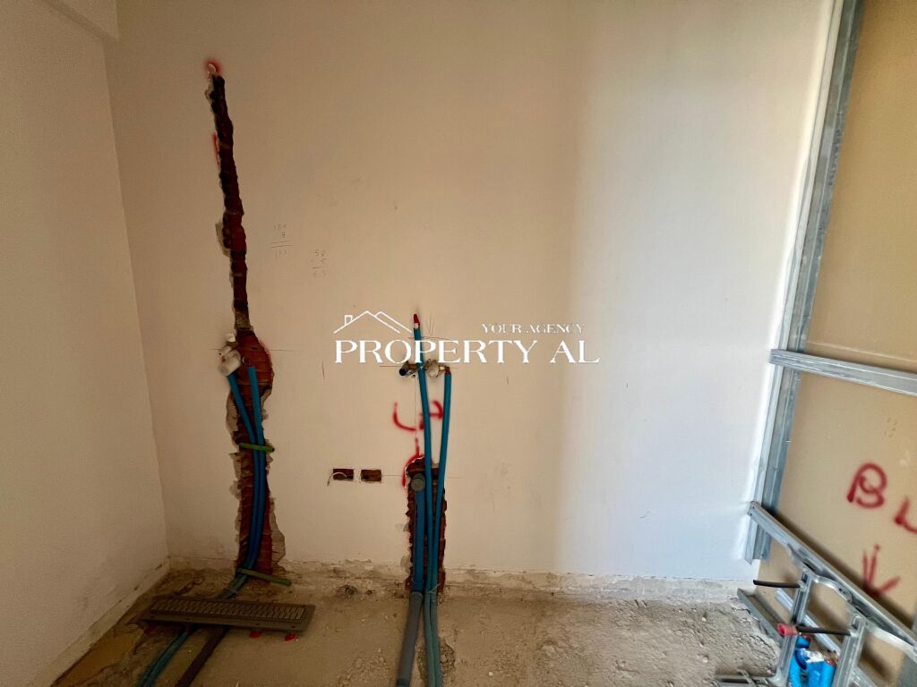 Appartamento 1+1 con vista laterale sul mare sulla prima linea del Lungomare – Vlora