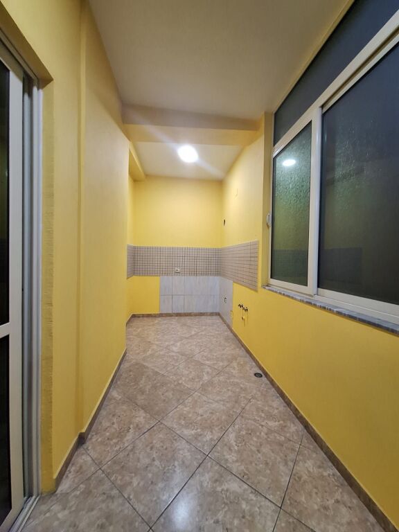 📣 Qera  🏡 Ambient biznesi: 3 dhoma; 1 kuzhine; 1 sallon; 2 tualete  📍Kodra e Diellit, Rruga Shkëlqim Fusha