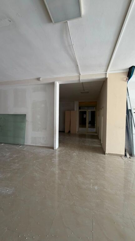 Locale commerciale in affitto con una superficie interna totale di 814 m², situato all'interno del complesso vicino a Casa Italia.