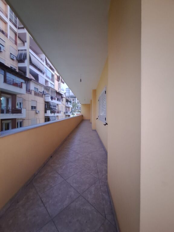 📣 Qera  🏡 Ambient biznesi: 3 dhoma; 1 kuzhine; 1 sallon; 2 tualete  📍Kodra e Diellit, Rruga Shkëlqim Fusha
