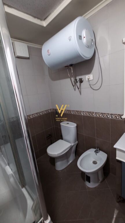 JEPET APARTAMENT 2+1+2+BLK ME QERA TE KOMUNA E PARISIT 1.000 EURO