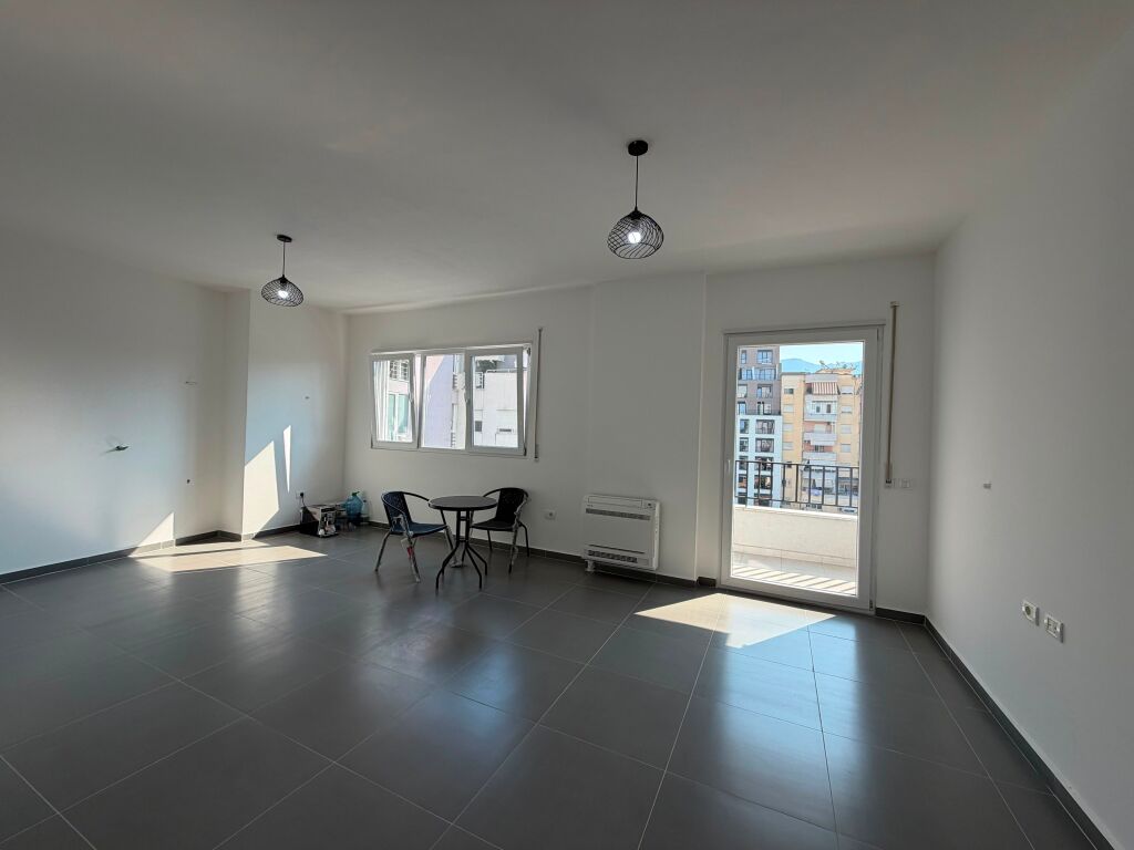 Disponojmë ambient për zyra  post parkimi për qira me vendndodhje tek Pazari i Ri