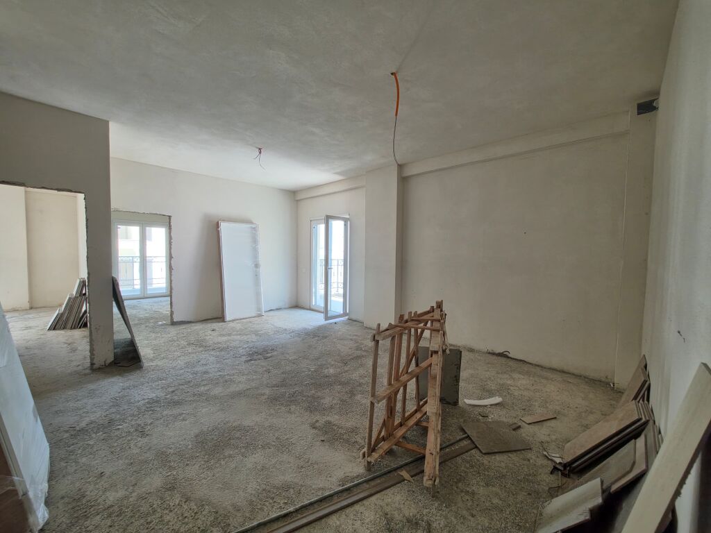 SHITET APARTAMENT 2+1+2 TEK PORTA E RE NE SAUK