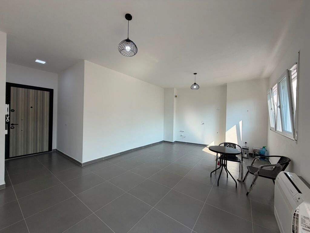 Disponojmë ambient për zyra  post parkimi për qira me vendndodhje tek Pazari i Ri