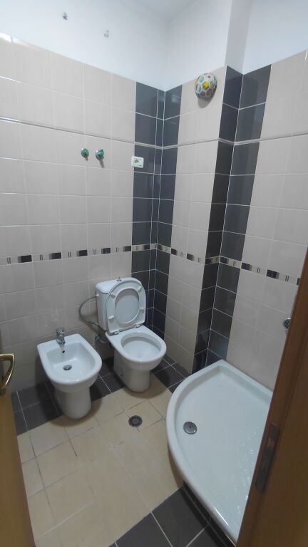 Komuna parisit jepet me qira Apartament 2+1+2pjeserisht i mobiluar