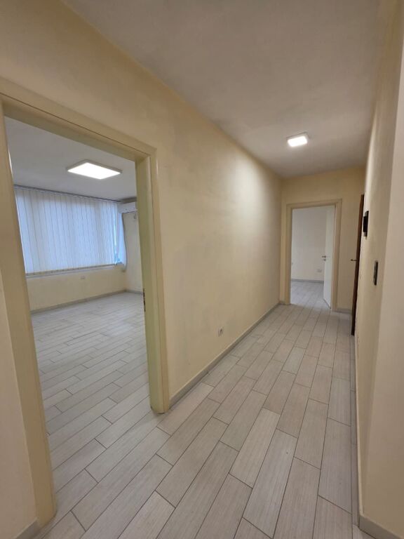 # IN AFFITTO: Ufficio di 140 m² con 4 Ambienti di Lavoro, 2 Bagni 🚾, 4 Condizionatori – 3° Piano 📍 Pazari i Ri (Via Tefta Tashko – SPAR 🏪) €1.250/Mese oppure 120.000 Lek/Mese