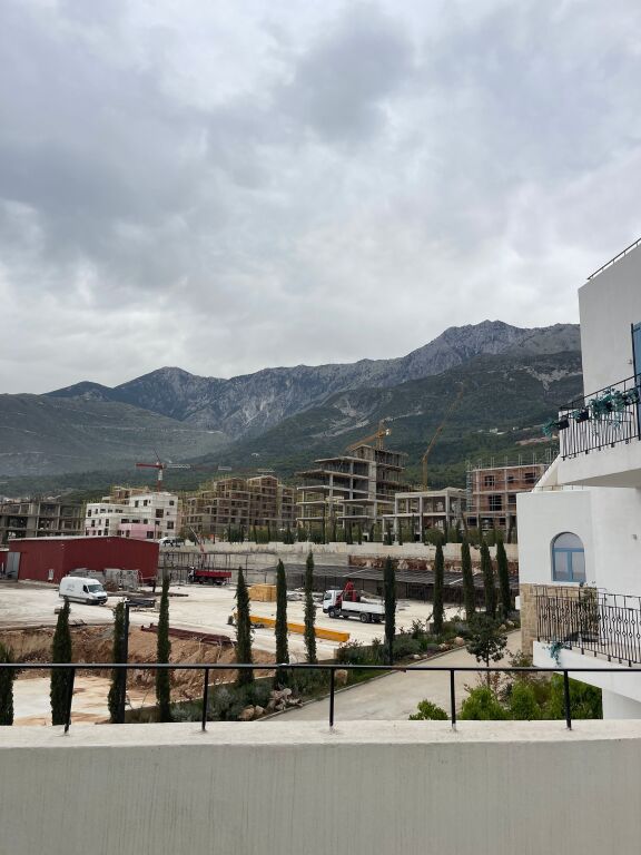 Shitet apartament 1+1 me oborr ne Square Village ,Dhermi