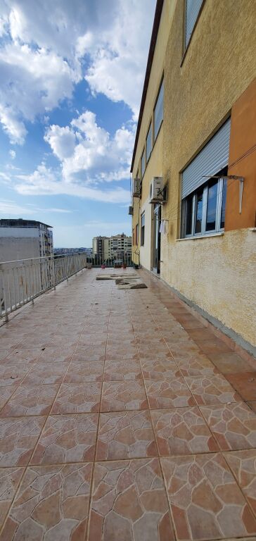 Appartamento 2+1+2 + veranda in affitto 📍 Via Fortuzi, vicino al Ministero della Giustizia, Tirana