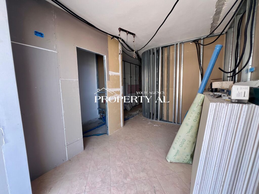 Appartamento 1+1 con vista laterale sul mare sulla prima linea del Lungomare – Vlora