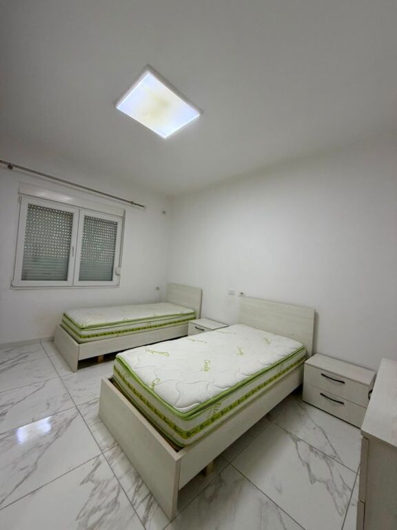 Rruga Dibres ,prane “Fakultetit te Mjeksise “ jepet me qera apartament2+1,i mobiluar  60,000 Leke    