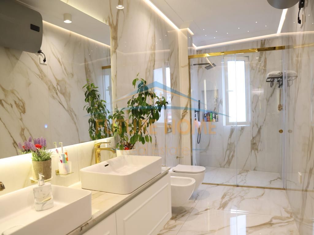 SHITET APARTAMENT 4+1+3+2POSTE PARKIMI
