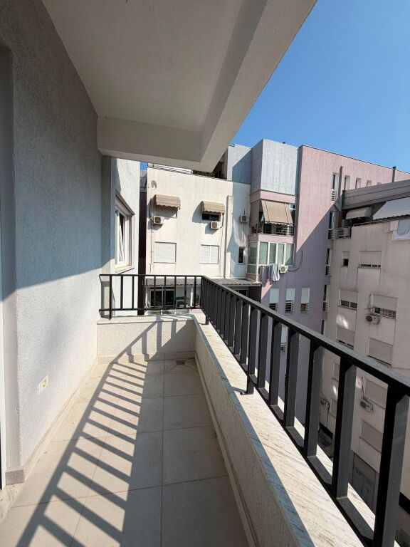 Disponojmë ambient për zyra  post parkimi për qira me vendndodhje tek Pazari i Ri