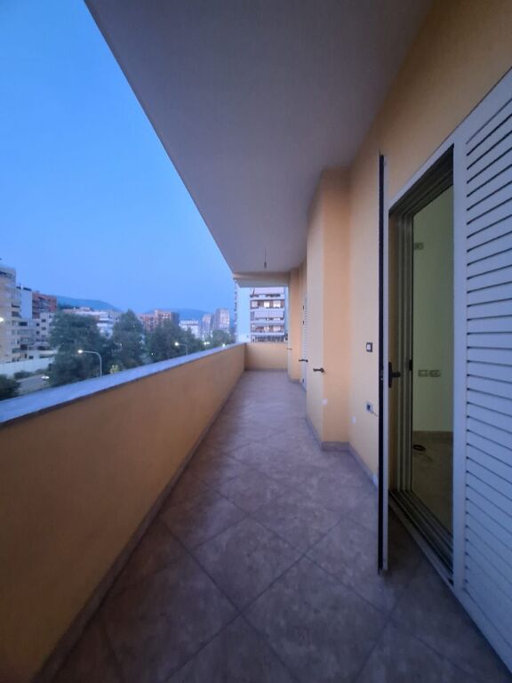 📣 Qera  🏡 Ambient biznesi: 3 dhoma; 1 kuzhine; 1 sallon; 2 tualete  📍Kodra e Diellit, Rruga Shkëlqim Fusha