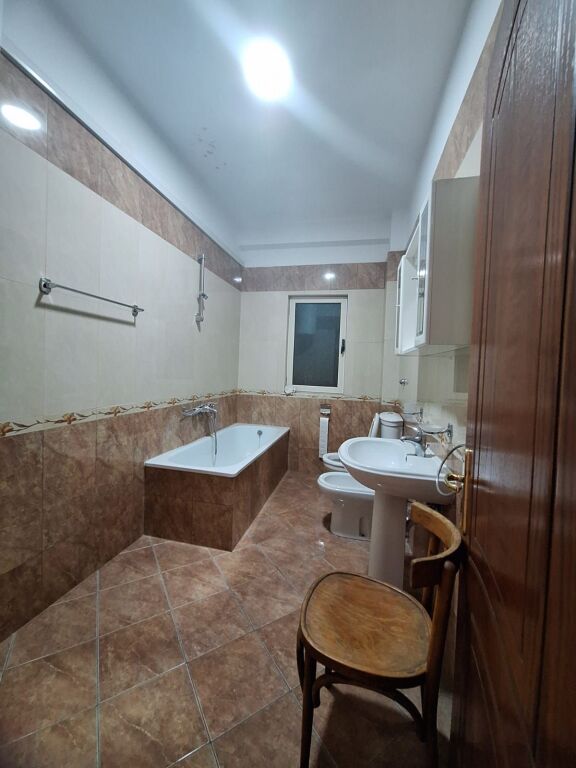 📣 Qera  🏡 Ambient biznesi: 3 dhoma; 1 kuzhine; 1 sallon; 2 tualete
