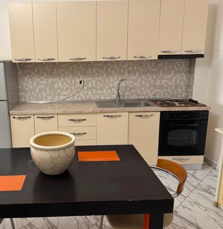 Apartament me qera 2+1+garazh prane Casa Italia