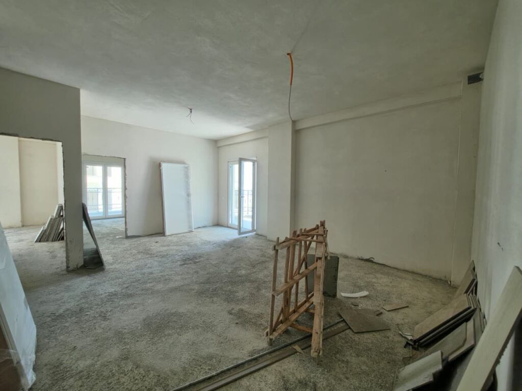 SHITET APARTAMENT 2+1+2 TEK PORTA E RE NE SAUK