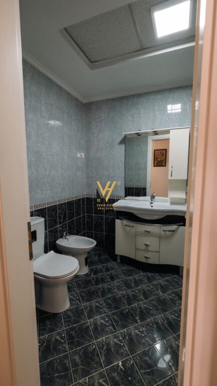 JEPET APARTAMENT 2+1+2+BLK ME QERA TE KOMUNA E PARISIT 1.000 EURO