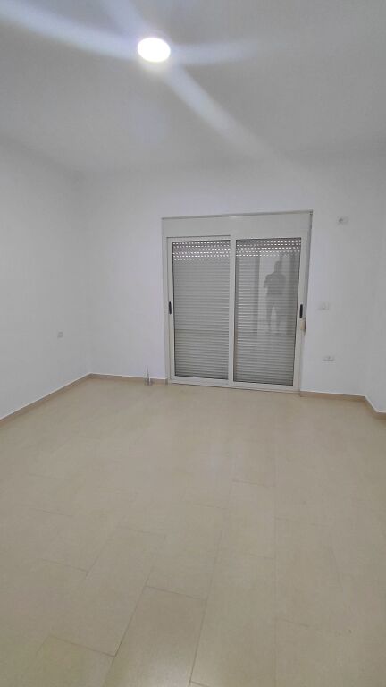 Komuna parisit jepet me qira Apartament 2+1+2pjeserisht i mobiluar
