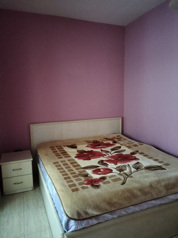 🏢Presso la Scuola Rossa, Via Thanas Ziko, si affitta appartamento 2+1 arredato. 60.000 Leke