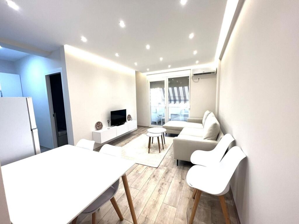 1+1, 2nd floor elevator, new market, 600 euros