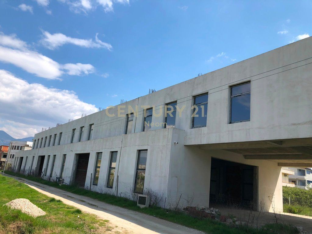 Locale Commerciale Per Investimento Produzione, Confezione, Magazzinaggio in Affitto a Kamez 8.000 € /Mese