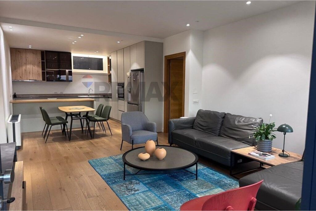 Apartament 3+1 me oborr per qira te Long Hill !