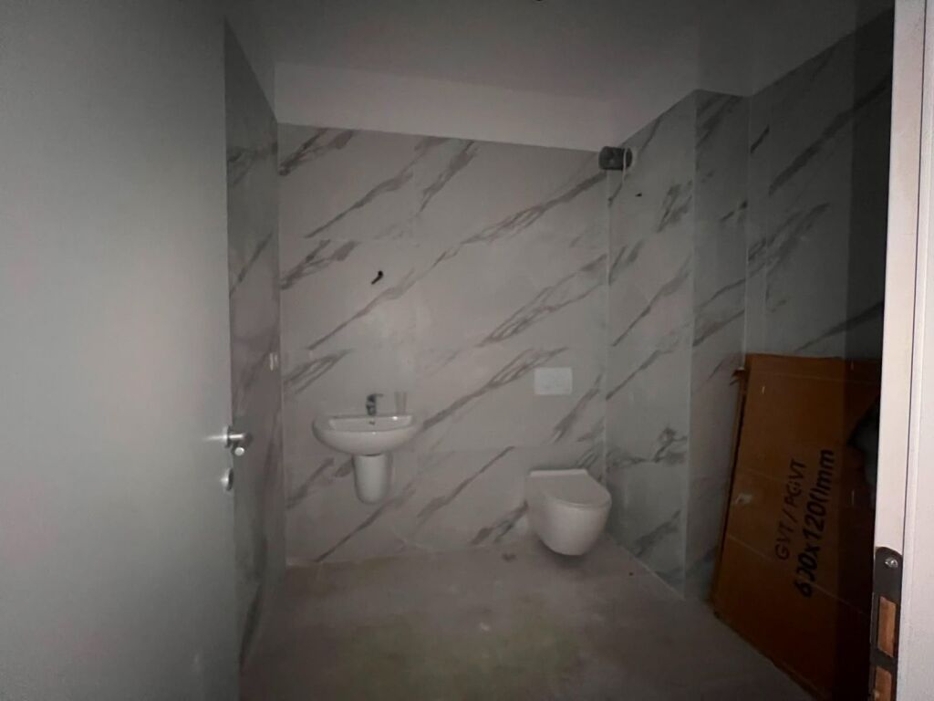 Shitet Apartament 1+1 – te Spitali Amerikan 3 - afer KMY Yzberisht   ID 5301
