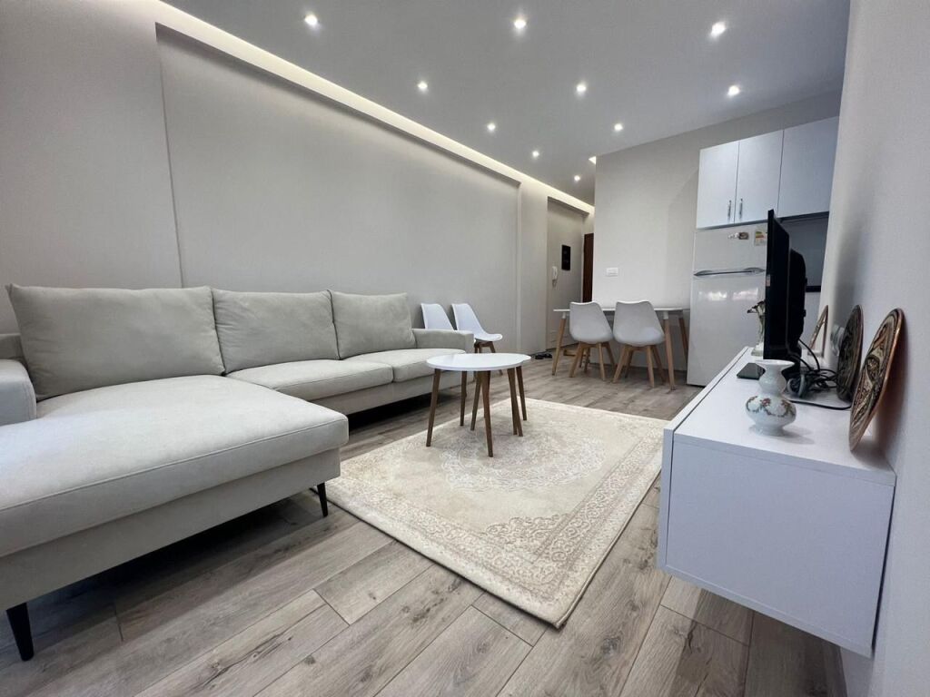 1+1, 2nd floor elevator, new market, 600 euros