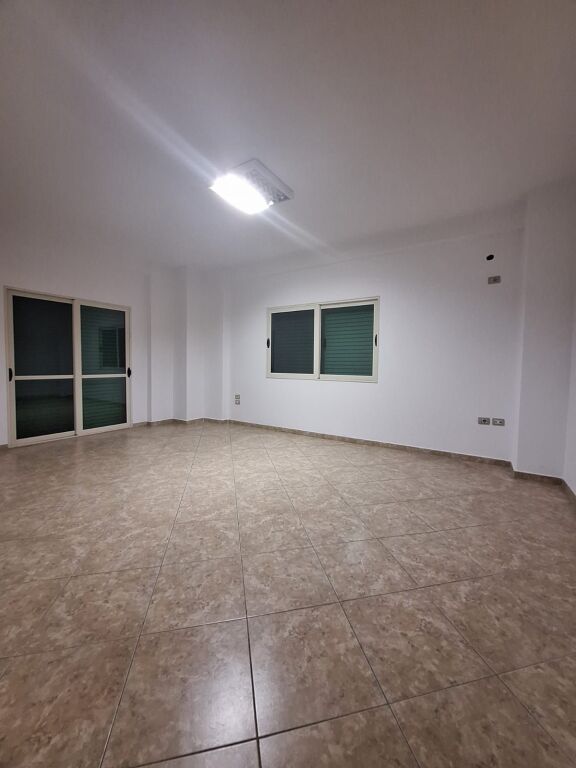 📣 Qera  🏡 Ambient biznesi: 3 dhoma; 1 kuzhine; 1 sallon; 2 tualete  📍Kodra e Diellit, Rruga Shkëlqim Fusha