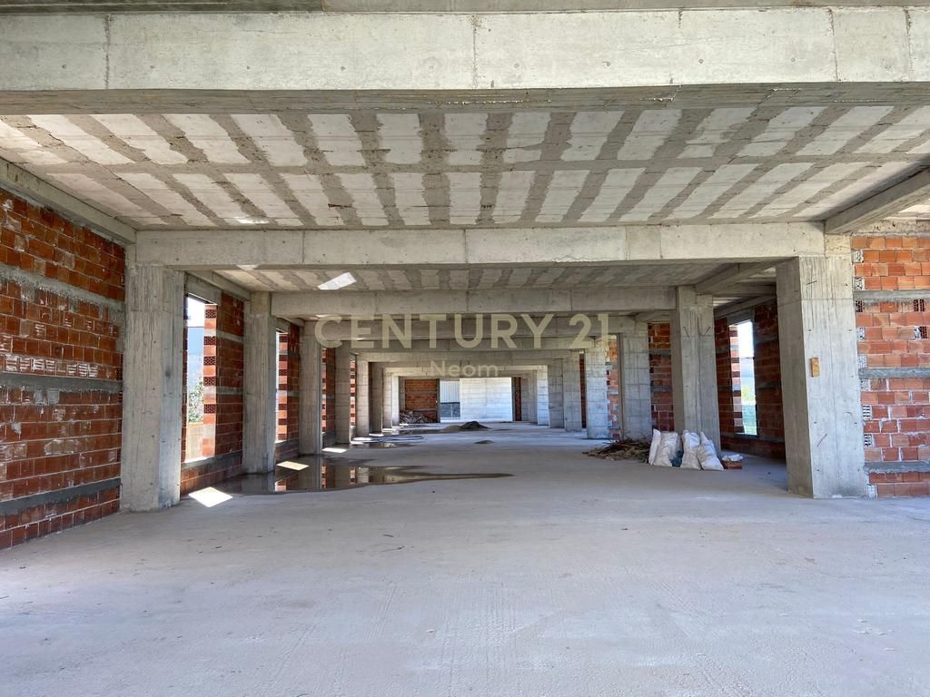 Locale Commerciale Per Investimento Produzione, Confezione, Magazzinaggio in Affitto a Kamez 8.000 € /Mese