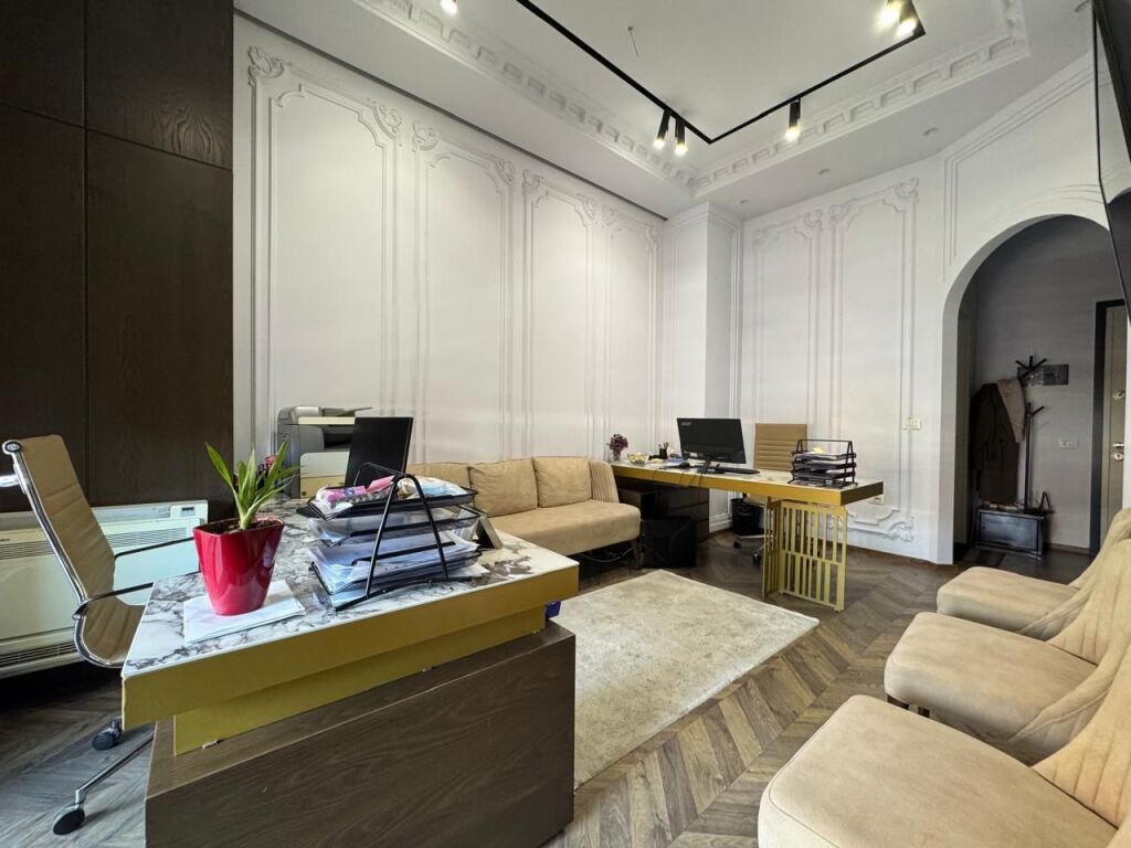 🏢 Ufficio in affitto a Golden Park, Tirana  📍 Di fronte a American 3, Golden Park  ▪️ Superficie: 55 m² ▪️ 7° piano ▪️ Completamente arredato ▪️ Ambiente moderno e funzionale  Adatto per studio legale, contabilità, consulenza, IT e altre attività professionali.  💶 Prezzo: 650 € / mese