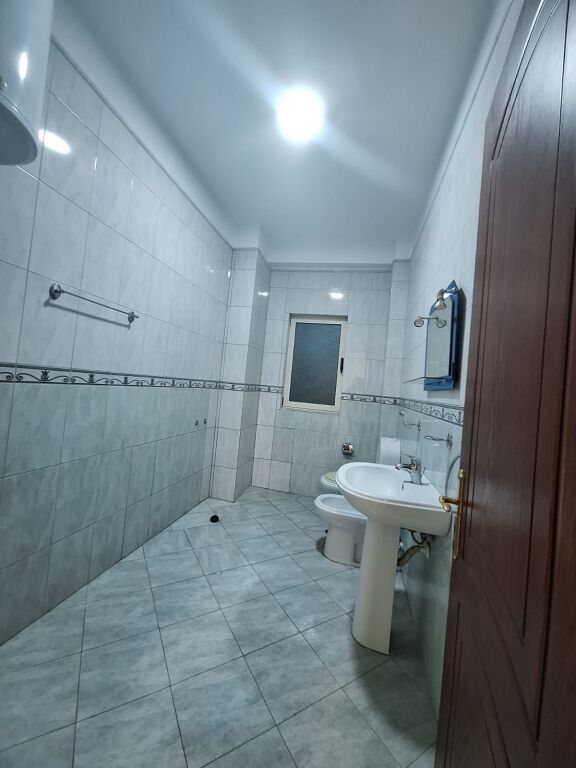 📣 Qera  🏡 Ambient biznesi: 3 dhoma; 1 kuzhine; 1 sallon; 2 tualete  📍Kodra e Diellit, Rruga Shkëlqim Fusha