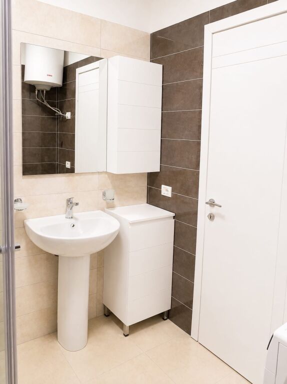 Apartament 1+1+ post Parkimi per qera Komuna e Parisit !