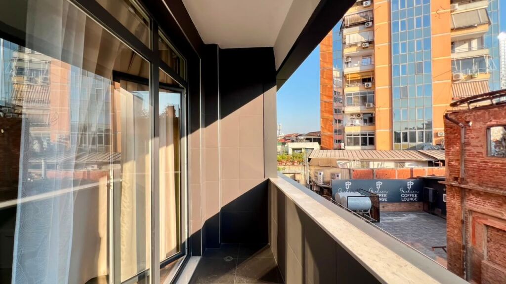 # IN AFFITTO: Appartamento 1+1 📍 Centro di Tirana (Vicino a Toptani) – 65.000 Lek/Mese – Nuova Costruzione (2018) – 4° Piano – 75 m² || Nel Cuore di Tirana con Accesso Immediato 🏃🏻‍♂️