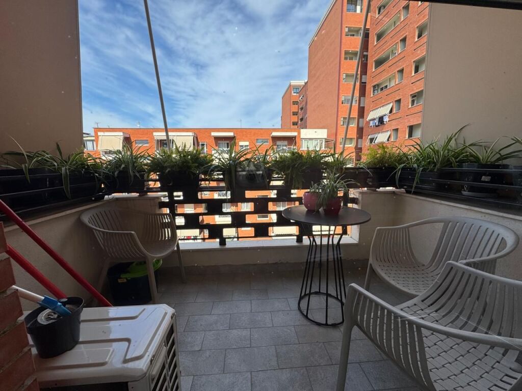 🏢 Ufficio in affitto a Golden Park, Tirana  📍 Di fronte a American 3, Golden Park  ▪️ Superficie: 55 m² ▪️ 7° piano ▪️ Completamente arredato ▪️ Ambiente moderno e funzionale  Adatto per studio legale, contabilità, consulenza, IT e altre attività professionali.  💶 Prezzo: 650 € / mese