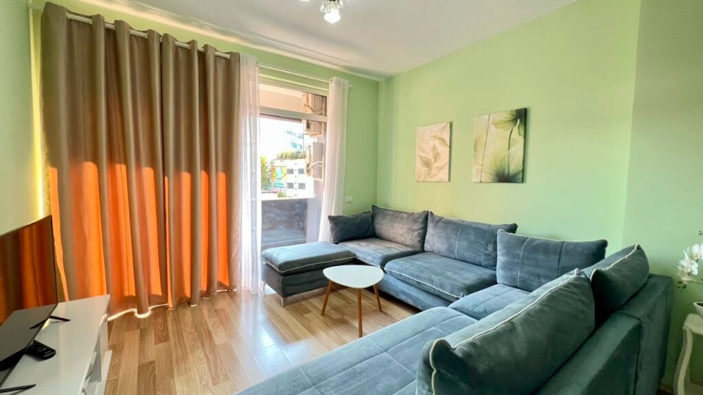 # IN AFFITTO: Appartamento 1+1 📍 Centro di Tirana (Vicino a Toptani) – 65.000 Lek/Mese – Nuova Costruzione (2018) – 4° Piano – 75 m² || Nel Cuore di Tirana con Accesso Immediato 🏃🏻‍♂️