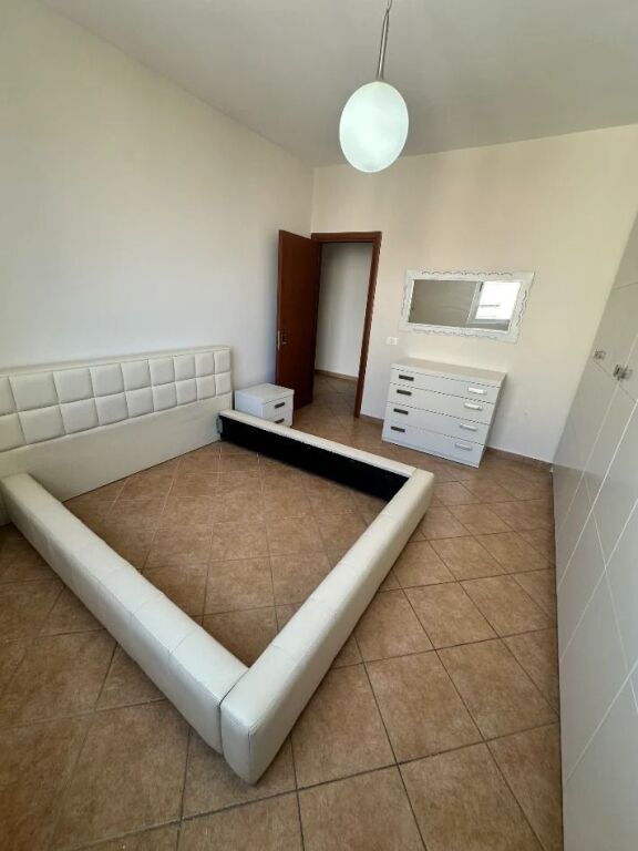 Shitet apartament 2+1 ne Yzberisht , Rruga Thoma Koxhaj , Misto Mame , Pallatet Cabej , Astir .