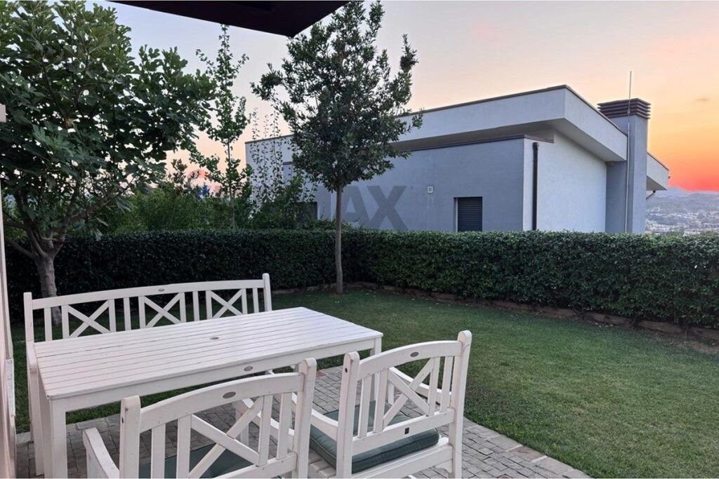 Apartament 3+1 me oborr per qira te Long Hill !