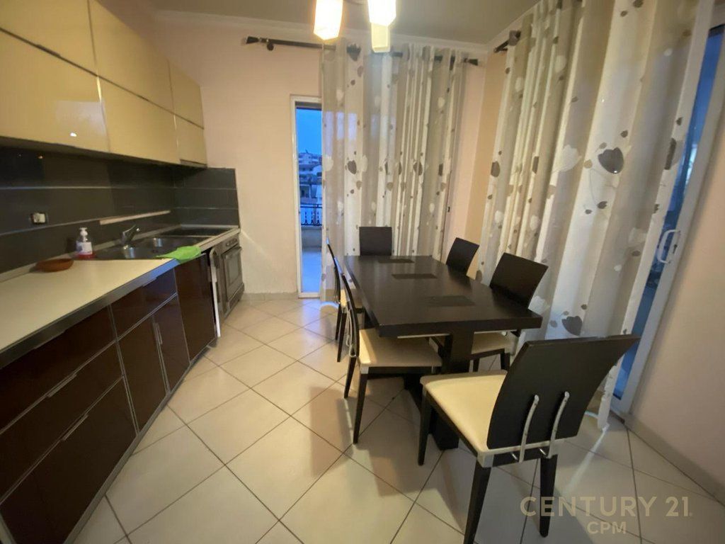 UNIV MARIN BARLETI JAPIM ME QIRA VILE PER BANIM OSE BIZNES 3+1+OBORR 600 € /Muaj