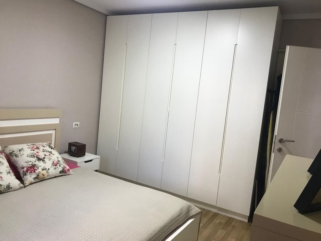 🏢Prane Ish“Restorant Durresit, jepet me qera apartament 2+1,i mobiluar. 55,000Leke

