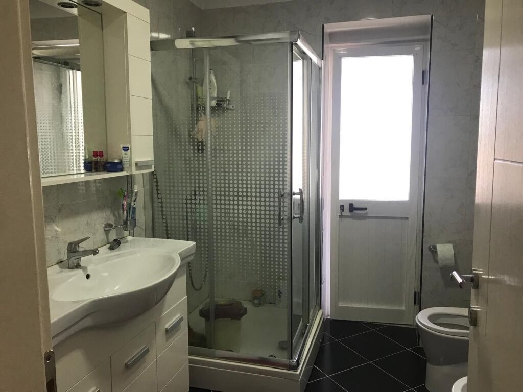 🏢Prane Ish“Restorant Durresit, jepet me qera apartament 2+1,i mobiluar. 55,000Leke
