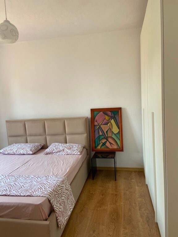 🏢Qender,prane Cirkut te Tiranes jepet me qera apartament1+1,i mobiluar.65,000Leke
